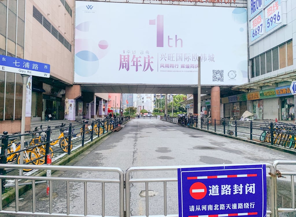 The Qipu Road Clothing Market in Shanghai remains shut on June 13, 2022. Photo: SCMP/ Daniel Ren The Qipu Road Clothing Market in Shanghai remains shut on June 13, 2022. Photo: SCMP/ Daniel Ren