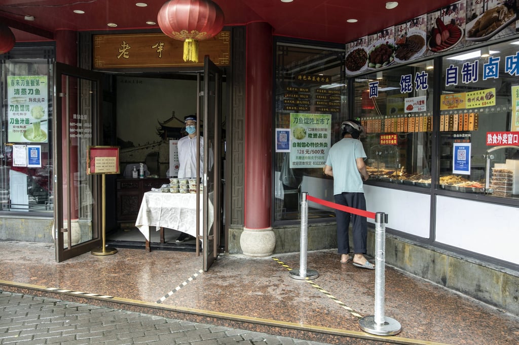 A restaurant in Shanghai stopped serving dine-in customers and offered only takeaway dishes on June 13, 2022, nearly two weeks after the citywide lockdown formally ended. Photo: Bloomberg