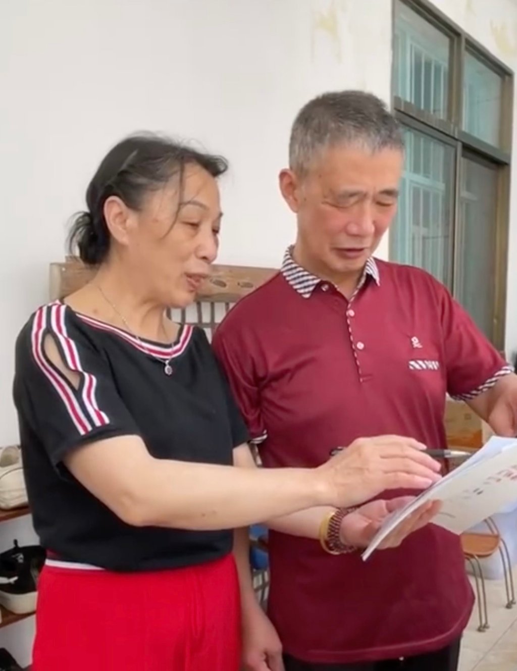 Wei Shenlian is reteaching her husband Tang Huaxiang how to read. Photo: Weibo