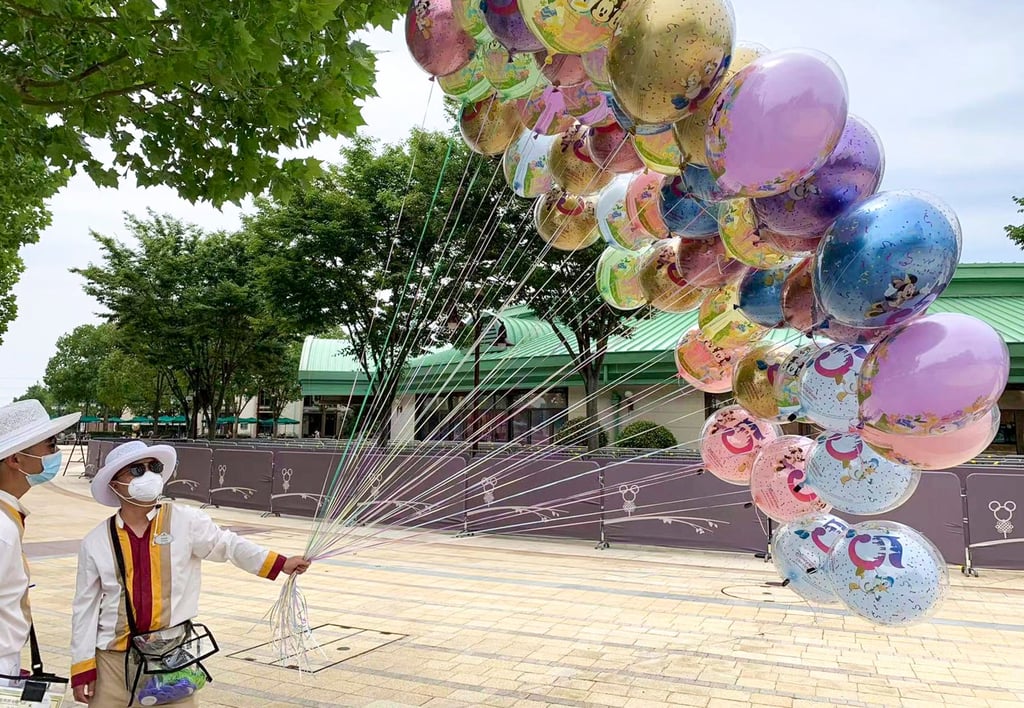 Staff get ready to welcome guests with balloons at Disneytown, Shanghai Disney Resort, on June 16, 2022. Photo: Daniel Ren Staff get ready to welcome guests with balloons at Disneytown, Shanghai Disney Resort, on June 16, 2022. Photo: Daniel Ren