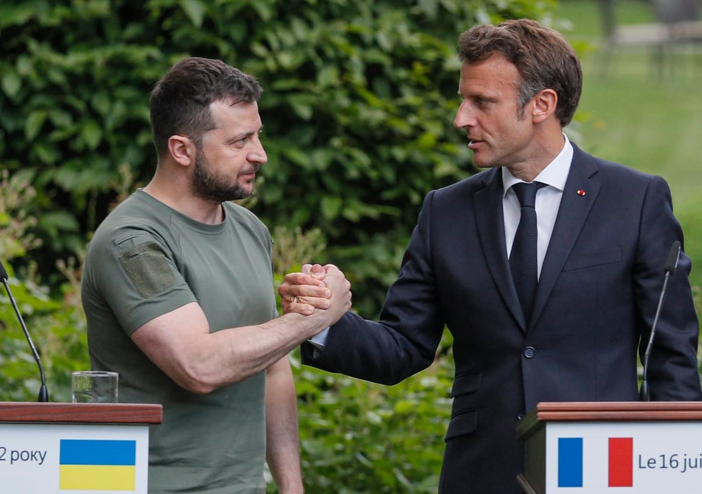 French President Emmanuel Macron (right) shakes hands with Ukrainian President Volodymyr Zelensky during a press conference in Kyiv on Thursday. Photo: EPA-EFE