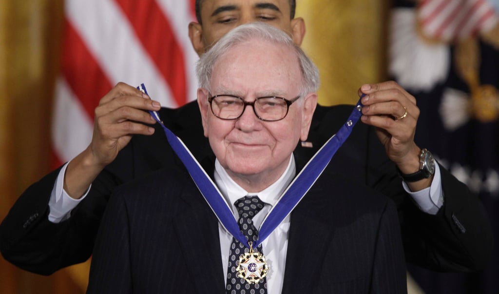 Then US President Barack Obama awards the 2010 Medal of Freedom to Warren Buffett. Photo: AP
