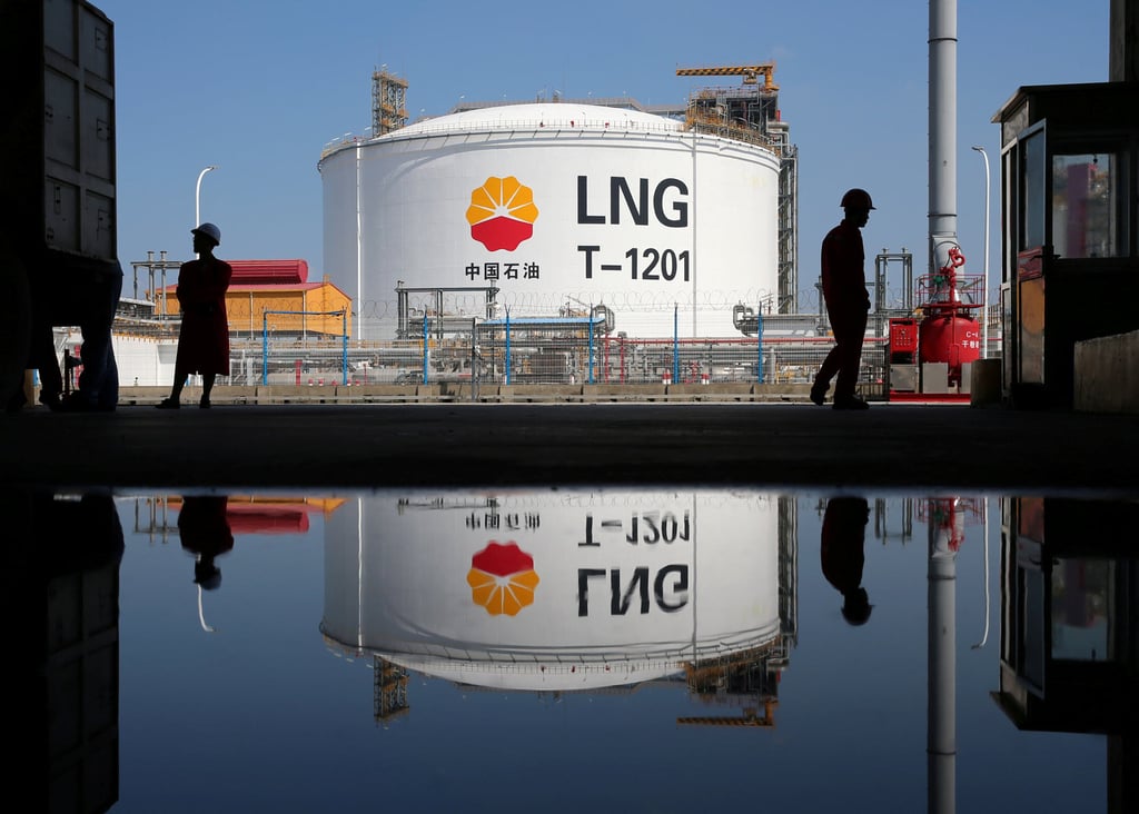 A liquified natural gas(LNG) storage tank and workers are reflected in a puddle at PetroChina’s receiving terminal at Rudong port in Nantong, Jiangsu province, China, in September 2018. Photo: Reuters