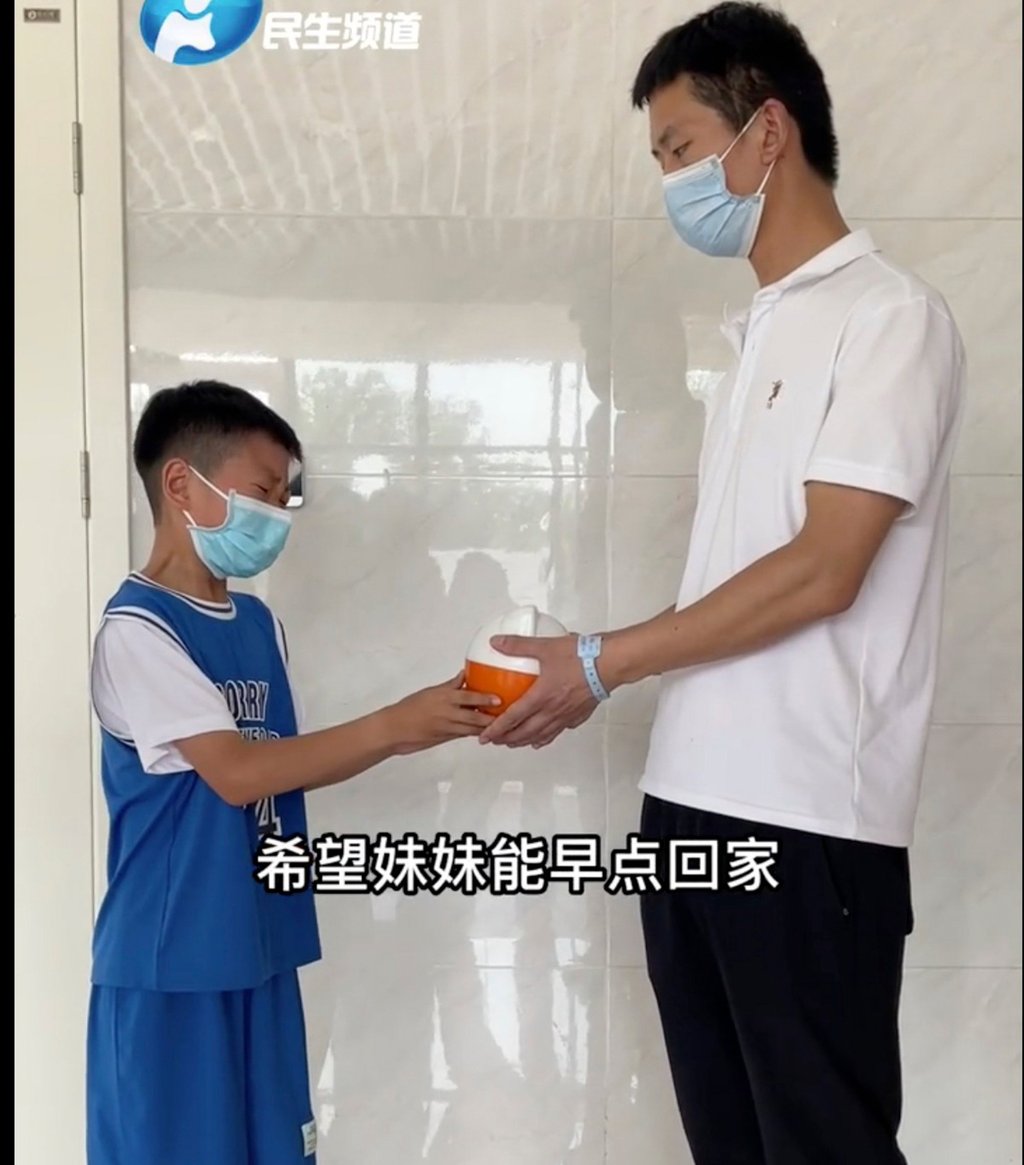 Zhang hands his father his piggy bank as a gesture to help his sister fight cancer. Photo: Weibo Zhang hands his father his piggy bank as a gesture to help his sister fight cancer. Photo: Weibo