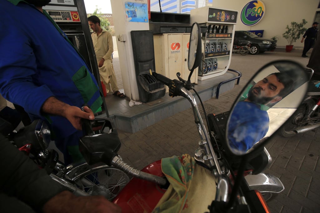 A gas station attendant fills the tank of a motorcycle in Peshawar, Pakistan. Fuel prices have risen significantly in recent weeks. Photo: EPA-EFE A gas station attendant fills the tank of a motorcycle in Peshawar, Pakistan. Fuel prices have risen significantly in recent weeks. Photo: EPA-EFE