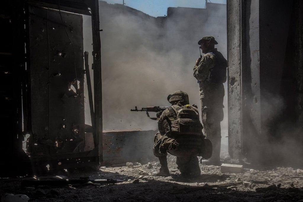 Ukrainian soldiers look on as tank fires at Russian positions in the front-line city of Sievierodonetsk. Photo: Reuters Ukrainian soldiers look on as tank fires at Russian positions in the front-line city of Sievierodonetsk. Photo: Reuters