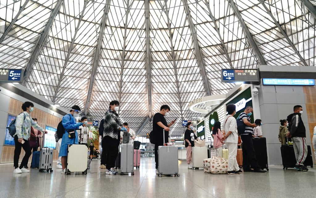 Travellers line up at the waiting area of Shanghai South Railway Station on June 1. Photo: Xinhua Travellers line up at the waiting area of Shanghai South Railway Station on June 1. Photo: Xinhua