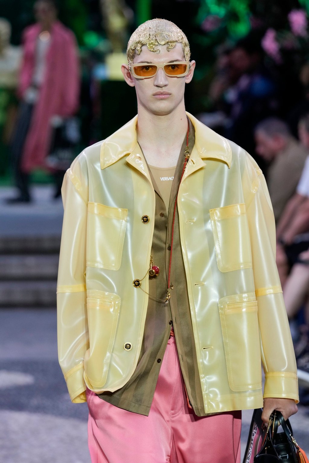 Designs felt pop Baroque at the Versace men’s spring/summer 2023 collection presented in Milan, Italy, on June 18. Photo: AP Designs felt pop Baroque at the Versace men’s spring/summer 2023 collection presented in Milan, Italy, on June 18. Photo: AP