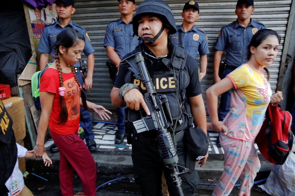 An armed policeman stands by during a drug raid in Quezon City, Metro Manila, on October 12, 2016. Photo: Reuters
