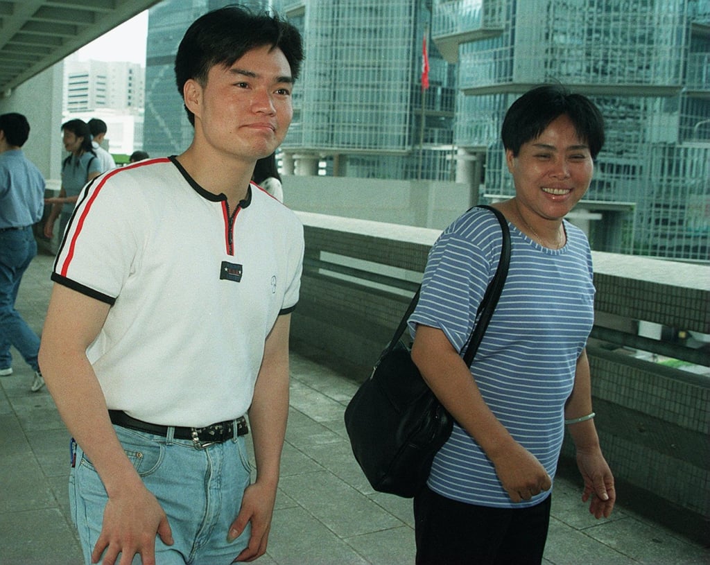 Mainlander Tsui Kuen-nang (left) leaves the High Court on May 1, 1998. Photo: K. Y. Cheng