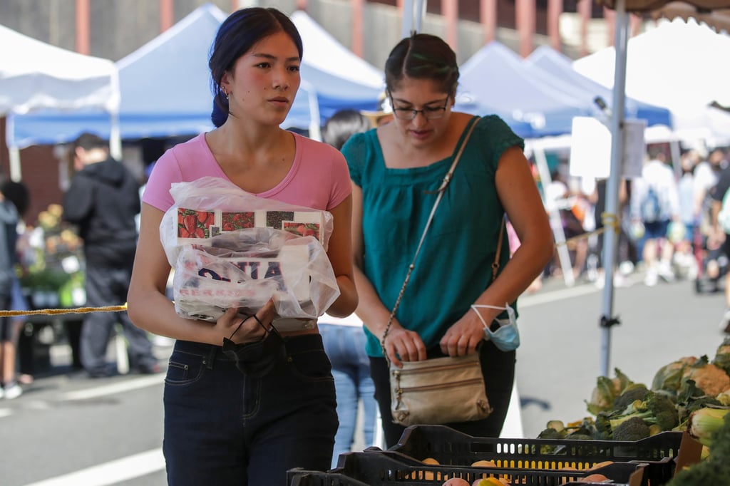 Liu, 17, and her mother Beatriz Ortega, 40, at a farmers’ market in Alhambra, California. Photo: TNS Liu, 17, and her mother Beatriz Ortega, 40, at a farmers’ market in Alhambra, California. Photo: TNS