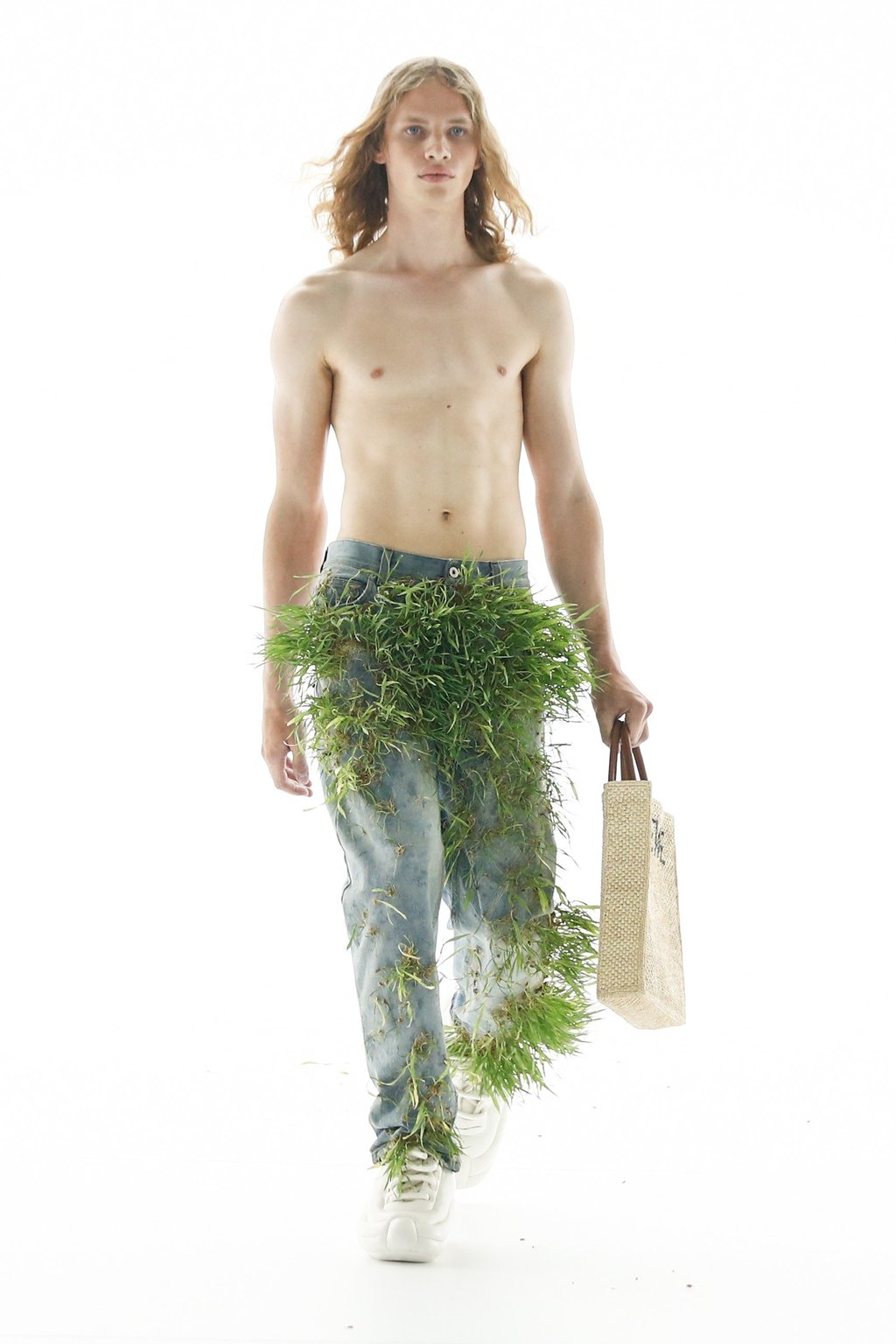 Some clumps of grass emerging from clothing were as tall as 10cm, seen in Loewe’s spring/summer 2022-2023 men’s collection by British designer Jonathan William Anderson during the Paris Fashion Week, in Paris, France, on June 25. Photo: EPA-EFE