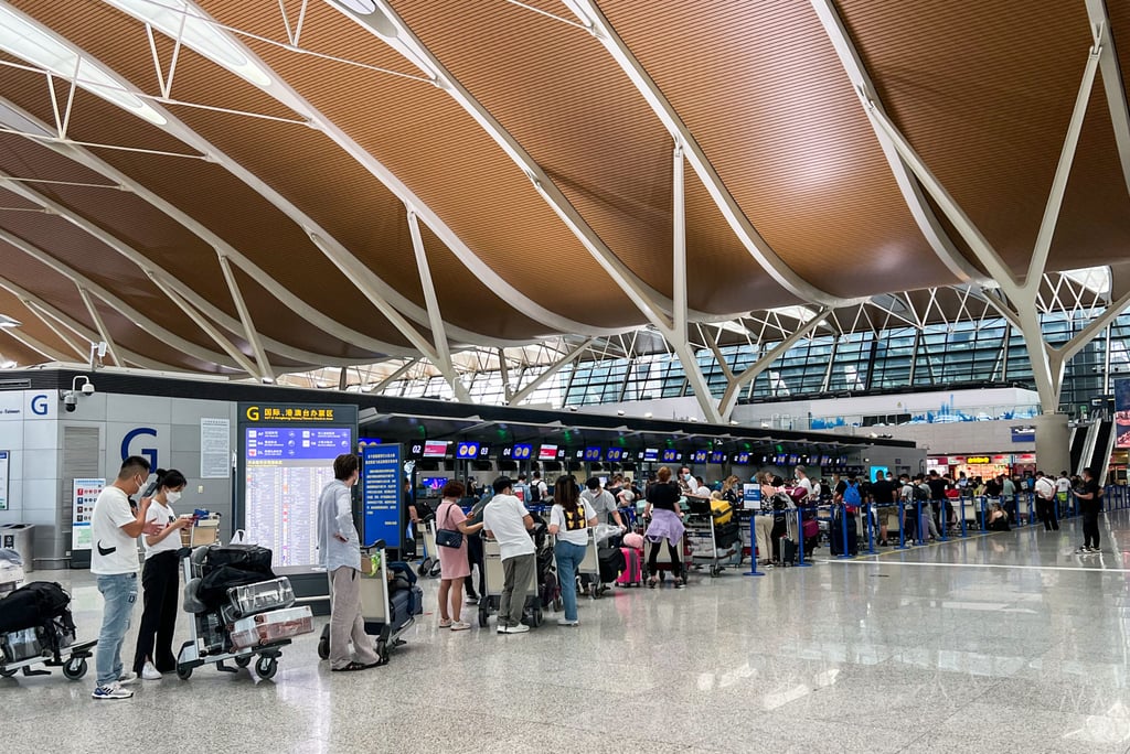 Chinese students and expats queue up to fly abroad after international flights resumed at Shanghai’s airport. Photo: SCMP/ Ann Cao Chinese students and expats queue up to fly abroad after international flights resumed at Shanghai’s airport. Photo: SCMP/ Ann Cao
