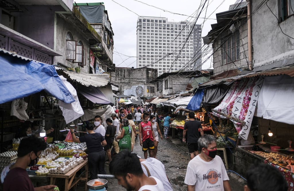 People shop at a makeshift market in the San Roque neighbourhood outside Metro Manila in the Philippines, in June 2020. Photo: Bloomberg