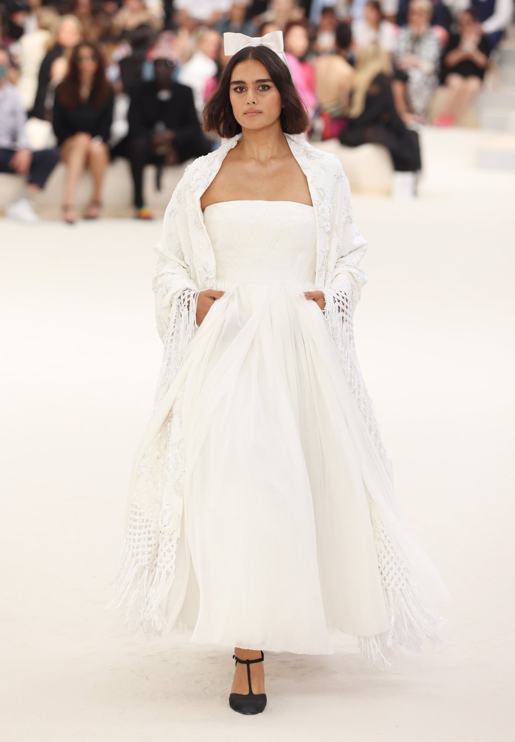 A dreamy all-white look topped with a bow from the autumn/winter 2022-2023 haute couture collection of Chanel during the Paris Fashion Week in Paris, France, on July 5. Photo: Xinhua
