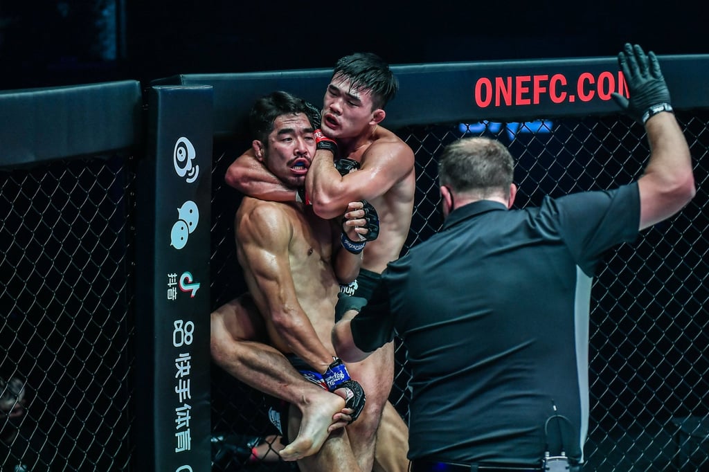 Christian Lee looks for a rear-naked choke against Ok Rae-yoon.