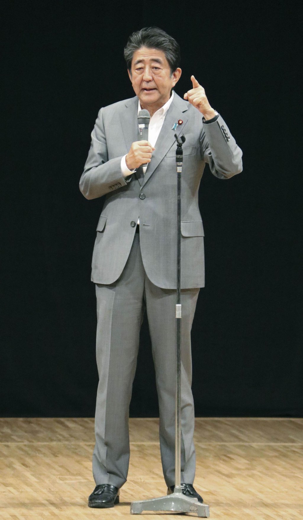 Former Japanese Prime Minister Shinzo Abe in Okayama, Japan, on July 7. The following day, he was fatally shot during election campaigning. Photo: Kyodo