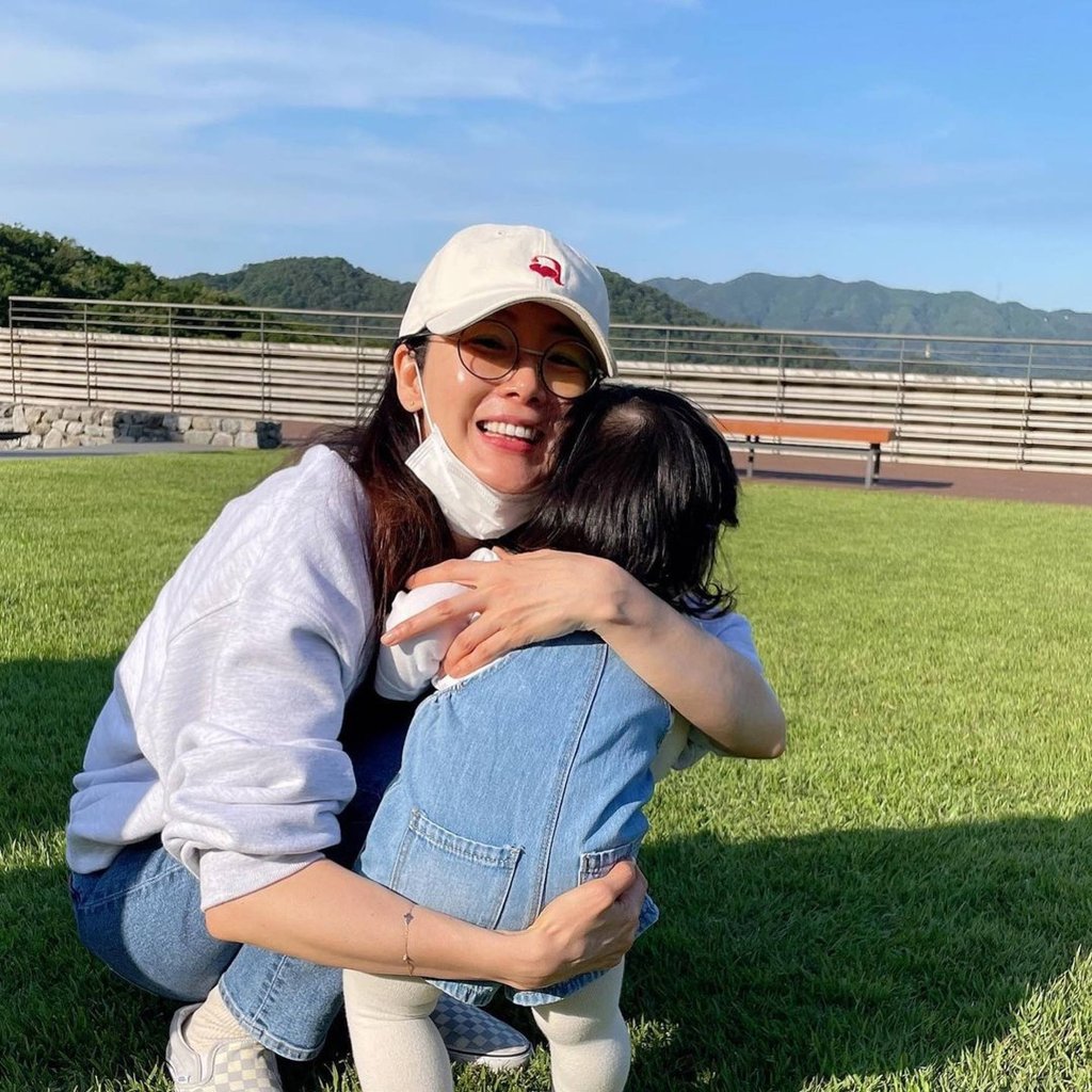 Choi Ji-woo gave birth to her first kid at age 45. Photo: @choijivvoo/Instagram