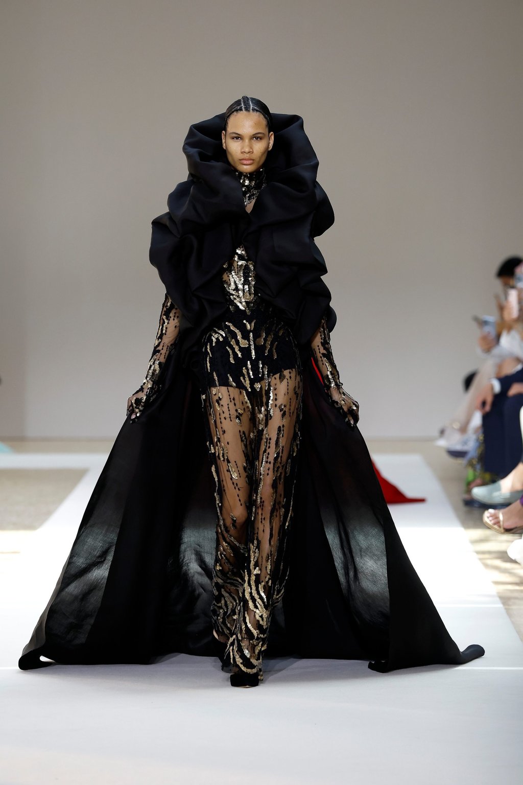 Puffed fabric and shimmering details in an Elie Saab look from his women’s haute couture autumn/winter 2022-23 collection, presented at Paris Fashion Week, on July 6. Photo: Xinhua