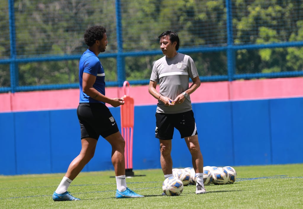 Head coach Alex Chu with new signing Eduardo Praes. Photo: Kitchee