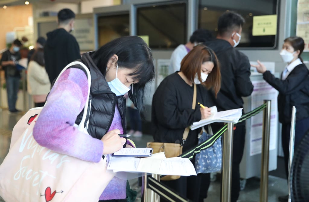 Applicants submit their applications on the last day for purchases under Sale of Home Ownership Scheme Flats 2022 at the Housing Authority’s customer service centre in Lok Fu, on March 24, 2022. Photo: Edmond So Applicants submit their applications on the last day for purchases under Sale of Home Ownership Scheme Flats 2022 at the Housing Authority’s customer service centre in Lok Fu, on March 24, 2022. Photo: Edmond So