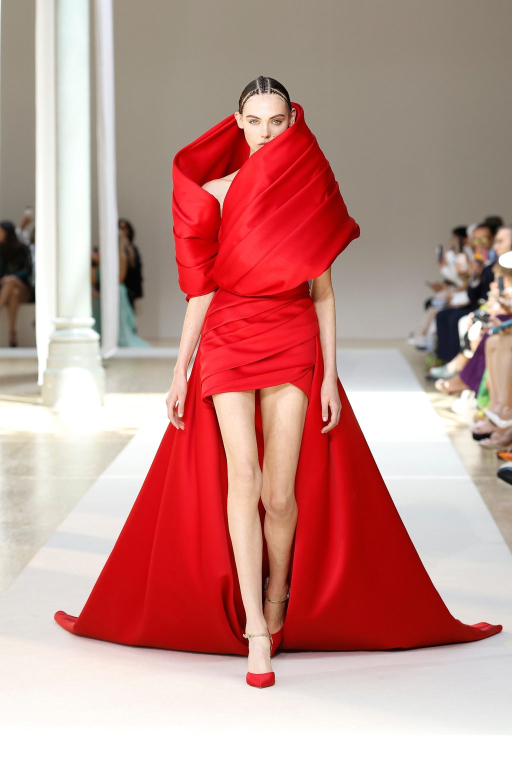 A dramatic red dress with a sweeping train from Elie Saab’s women’s haute couture autumn/winter 2022-2023 collection presented at Paris Fashion Week, on July 6. Photo: Xinhua