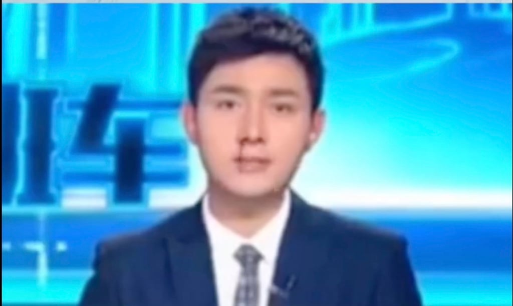 Huang stayed calm as though nothing was occurring and continued with the news. Photo: Weibo Huang stayed calm as though nothing was occurring and continued with the news. Photo: Weibo