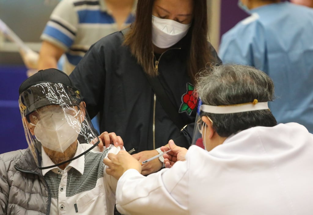 An elderly resident receiving a Covid-19 vaccine shot at Peng Chau Sports Centre. Photo: Jelly Tse An elderly resident receiving a Covid-19 vaccine shot at Peng Chau Sports Centre. Photo: Jelly Tse