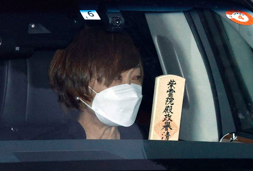 Akie Abe, wife of former prime minister Shinzo Abe, accompanies her husband’s body as it leaves Zojoji temple after his funeral in Tokyo, on July 12. Photo: Kyodo News via AP