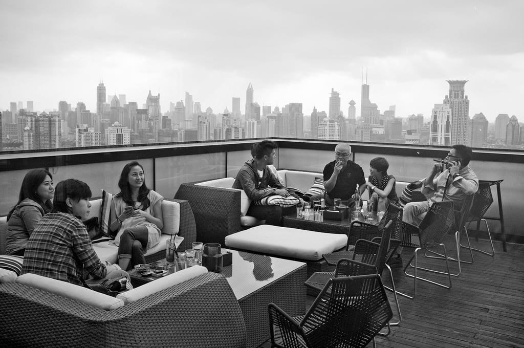 The skyline of Shanghai is the backdrop for an afternoon tea in 2016. The 20th national party congress this year is expected to bring pressure to fine-tune President Xi Jinping’s zero-Covid strategy. Photo by Liu Heung Shing