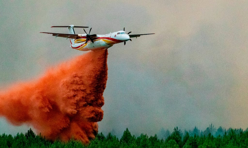 A Dash aircraft fights a wildfire near Landiras, in southwestern France on July 16. Photo: AP A Dash aircraft fights a wildfire near Landiras, in southwestern France on July 16. Photo: AP