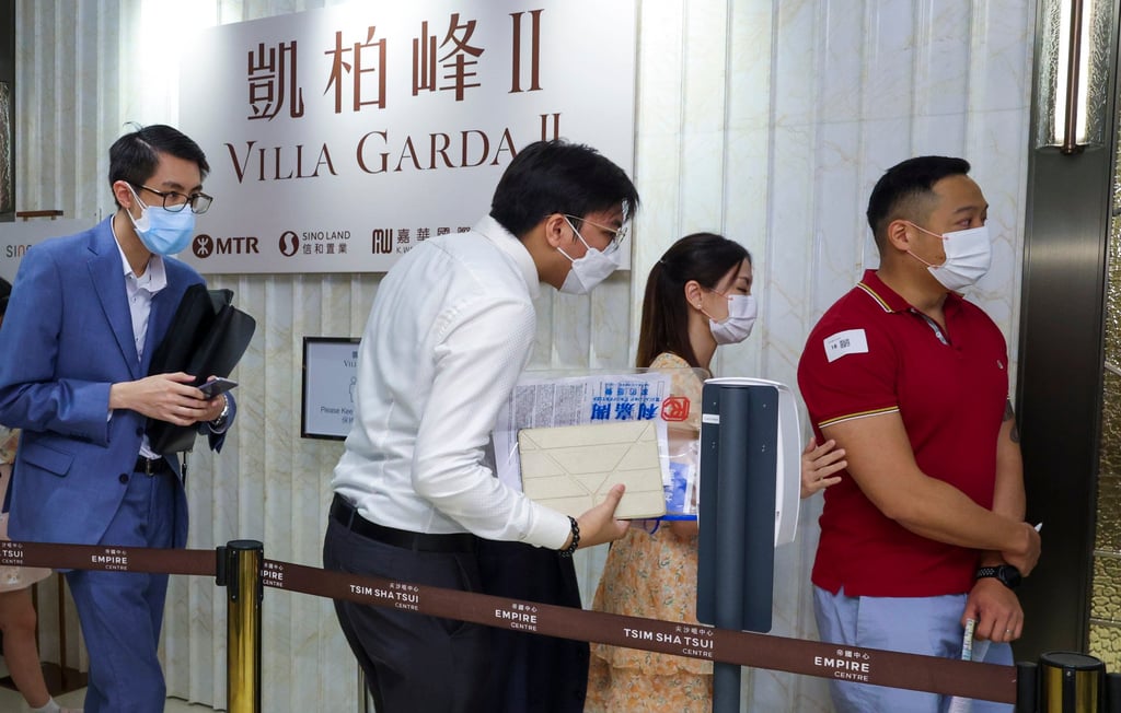 Potential Buyers line up at the sales office of Villa Garda phase two at Empire Centre in Tsim Sha Tsui on July 17. Photo: SCMP / Edmond So