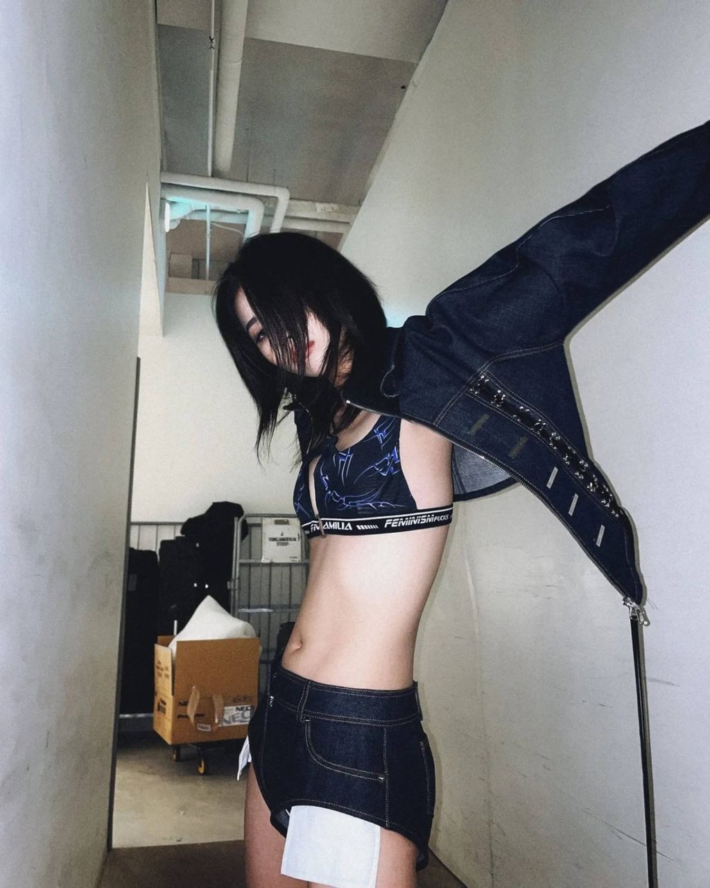 Jeon So-yeon from (G)I-dle recreated another Y2K fashion styl, with denim on denim. Photo: @tiny.pretty.j/Instagram Jeon So-yeon from (G)I-dle recreated another Y2K fashion styl, with denim on denim. Photo: @tiny.pretty.j/Instagram