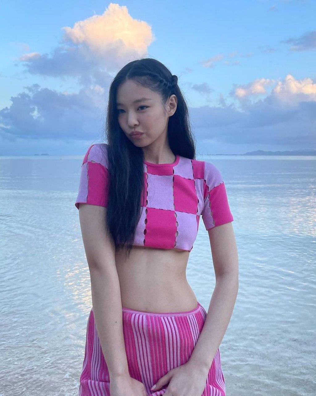 Jennie recently wore an underboob top with a low-rise skirt at the Jacquemus fashion show in Hawaii. @jennierubyjane/Instagram Jennie recently wore an underboob top with a low-rise skirt at the Jacquemus fashion show in Hawaii. @jennierubyjane/Instagram