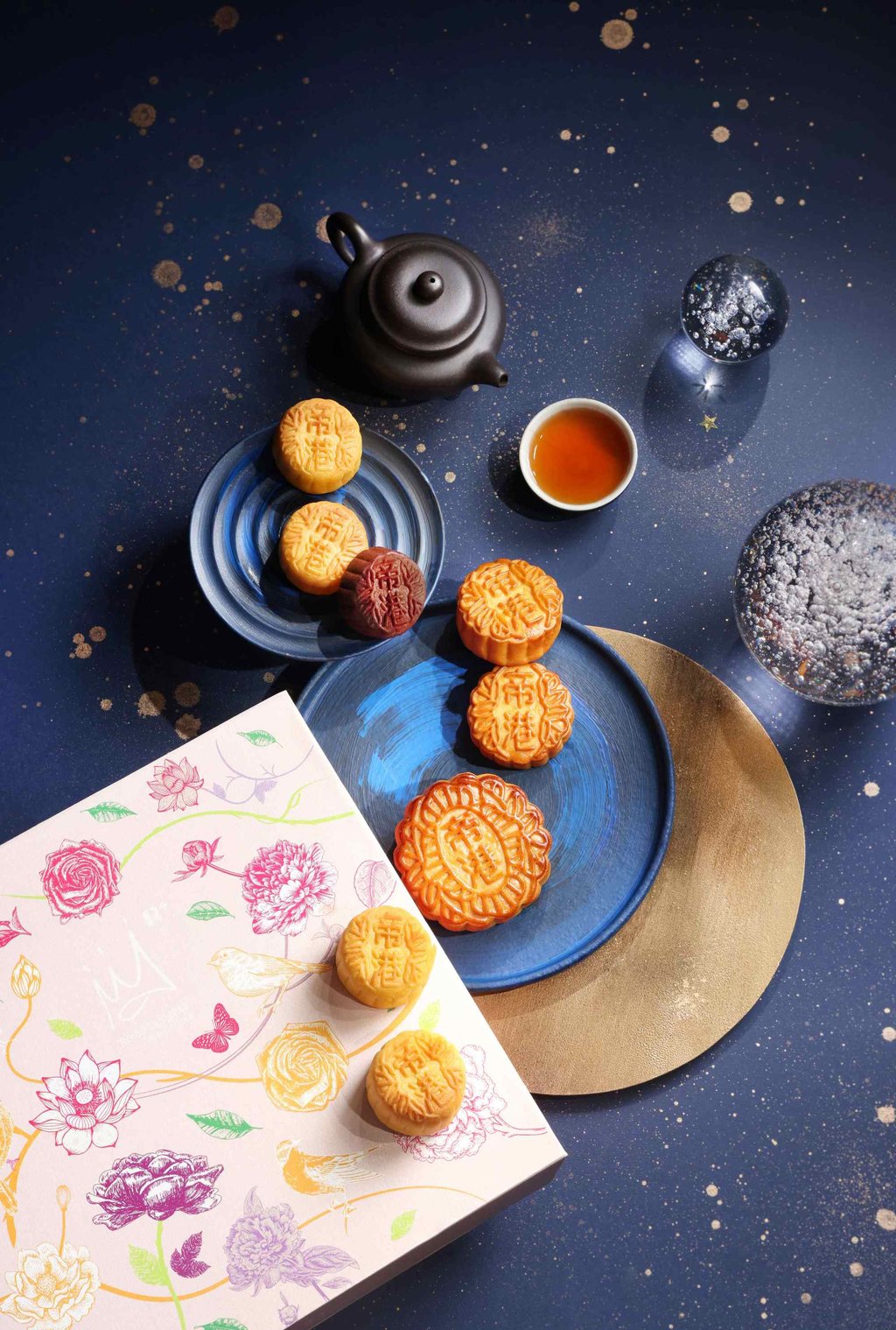Premium Mooncake Gift Box by Royal Delights (R+) by Royal Hotels Hong Kong.