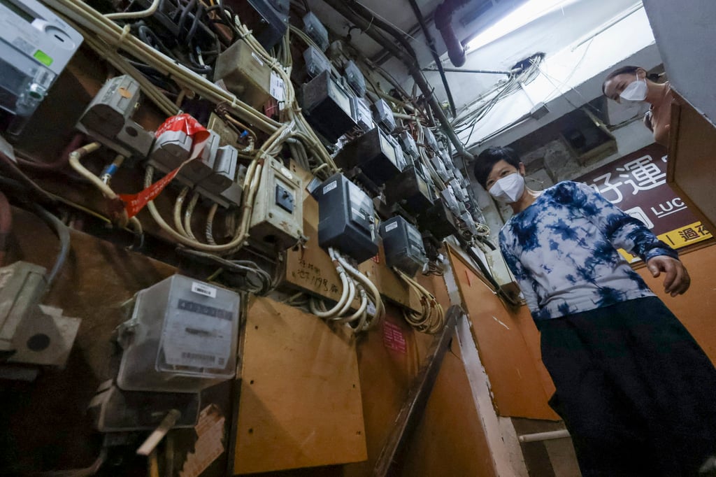 Secretary for Housing Winnie Ho visits residents living in “caged homes”. Photo: Dickson Lee
