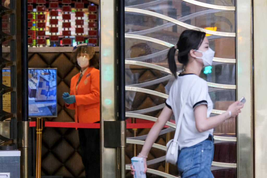 A woman walks past a staff member inside the Grand Lisboa casino amid the Covid-19 outbreak in Macau on July 4, 2022. Photo: Reuters A woman walks past a staff member inside the Grand Lisboa casino amid the Covid-19 outbreak in Macau on July 4, 2022. Photo: Reuters