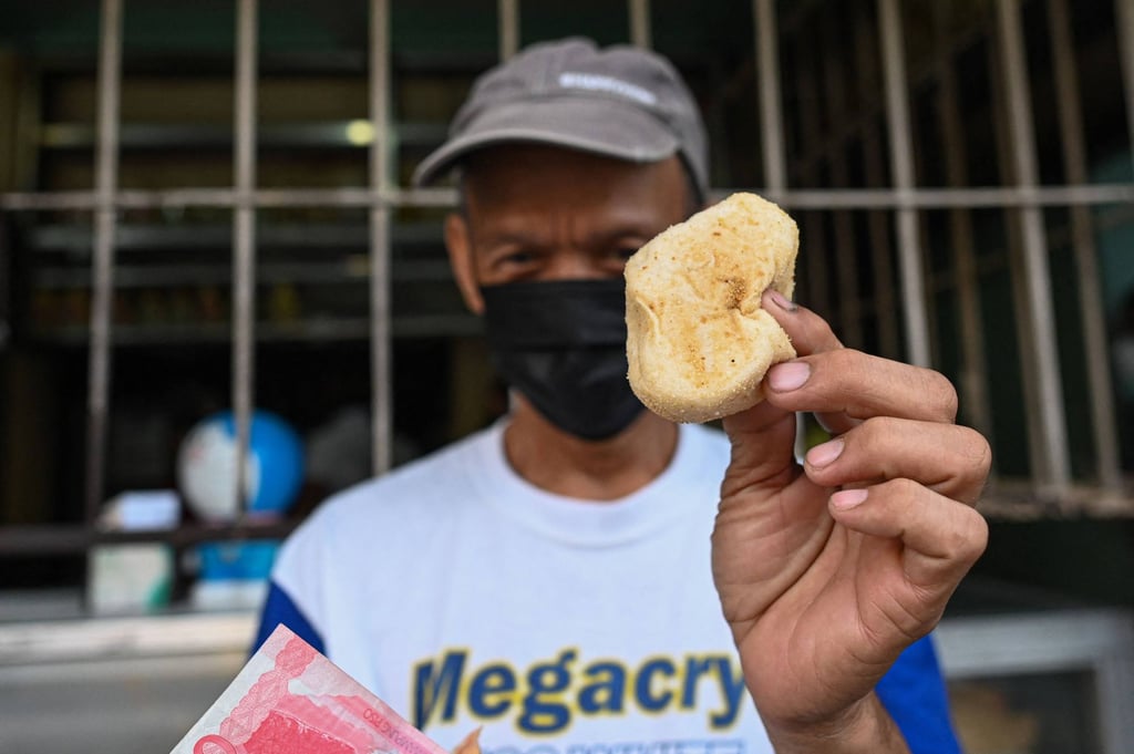 As the war in Ukraine pushes up wheat prices and a weaker peso raises the cost of imported edible oil, many Philippine bakers are shrinking the size of a popular breakfast roll to cope with higher inflation. Photo: AFP As the war in Ukraine pushes up wheat prices and a weaker peso raises the cost of imported edible oil, many Philippine bakers are shrinking the size of a popular breakfast roll to cope with higher inflation. Photo: AFP
