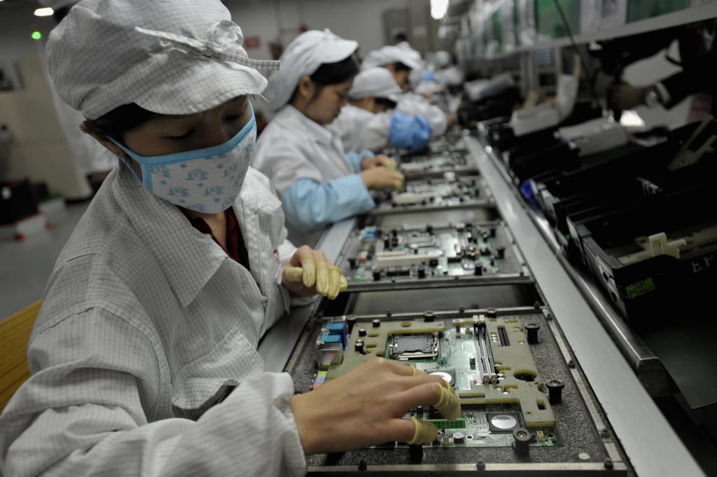 Chinese employees at Foxconn Technology Group’s various assembly lines in Shenzhen, in southern Guangdong province, are currently working under a “closed-loop” system on campus. Photo: Agence-France Presse