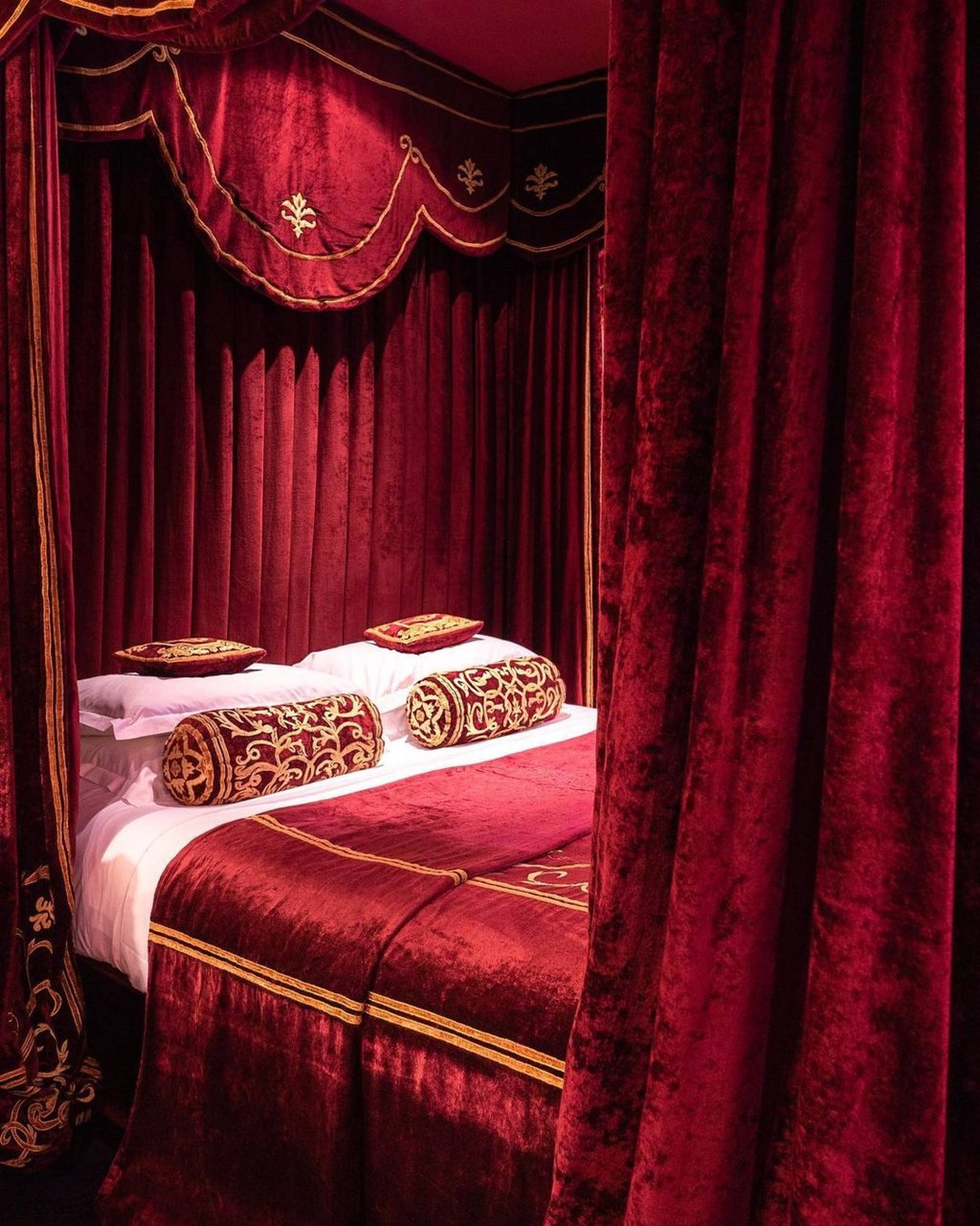 London’s 11 Cadogan Gardens is regally opulent. Photo: @11cadogangardens/Instagram