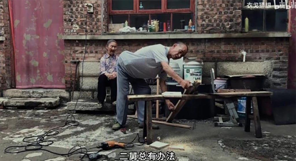 Erjiu uses his carpentry skills to take care of his elderly mother. Photo: Weixin