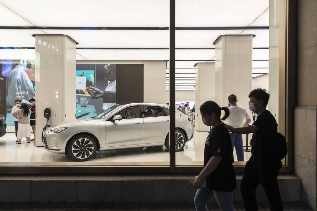 Pedestrians walks past a Huawei flagship store in Shanghai. Photo: Bloomberg