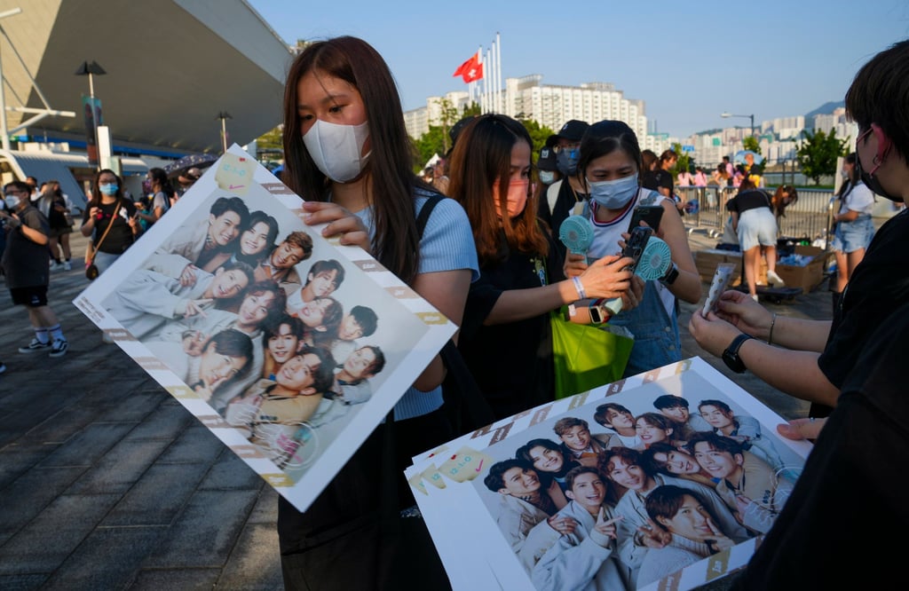 Fans of Mirror gather outside the Hong Kong Coliseum. Photo: Sam Tsang Fans of Mirror gather outside the Hong Kong Coliseum. Photo: Sam Tsang