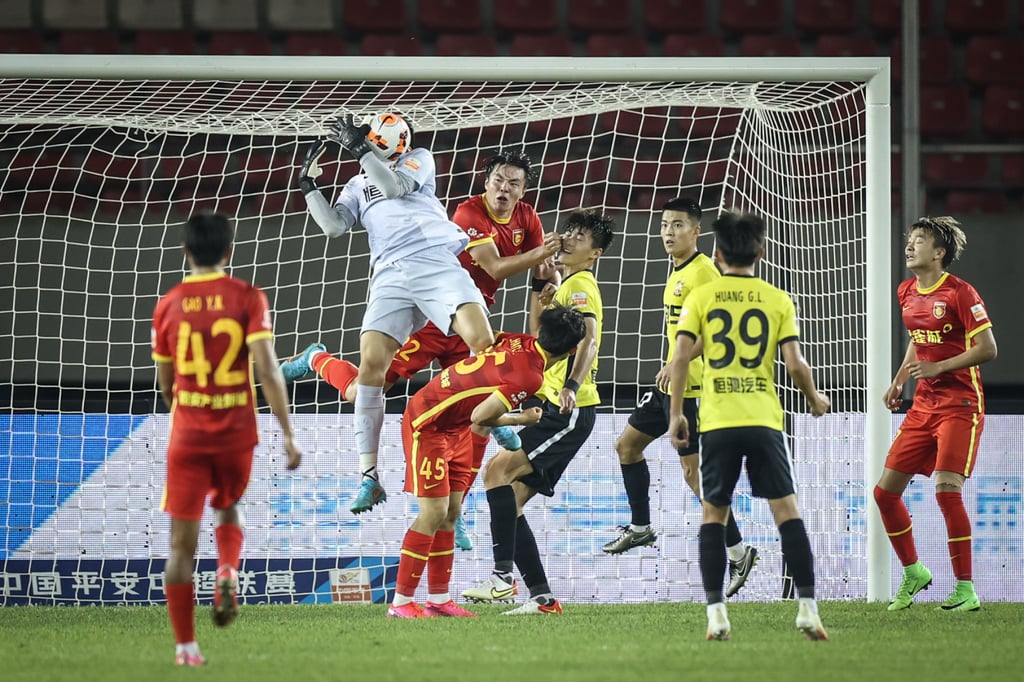 Guangzhou Goalkeeper Liu Shibo makes a save during a CSL match against Hebei FC. Photo: Xinhua
