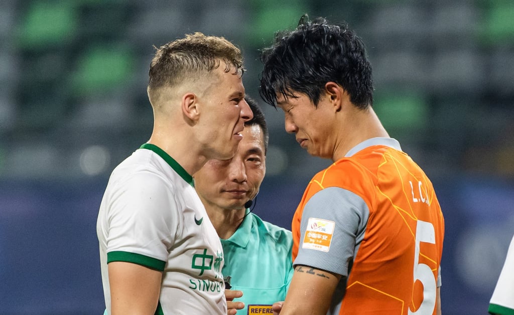 Samir Memisevic (left) of Beijing Guoan argues with Lin Caimin of Shenzhen FC. Photo: Xinhua