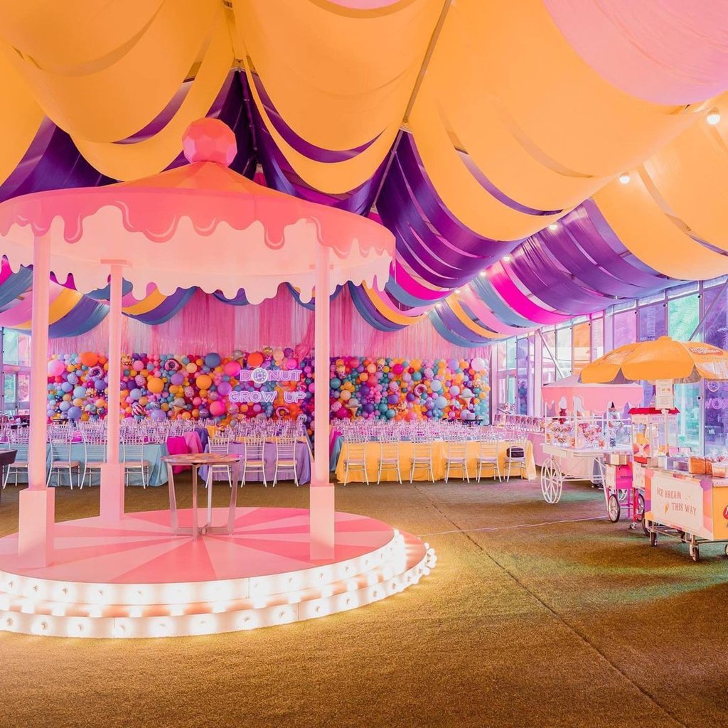 Singaporean heiress Kim Lim recreated an old fashioned carnival in candy colours for her and her son Kyden’s birthdays. Photo: @theweddingatelier.co/Instagram