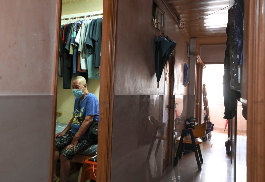 Suen Shau-shing, 78, living in a subdivided unit at Sham Shui Po amid a recent heatwave. Photo: SCMP / Yik Yeung-man