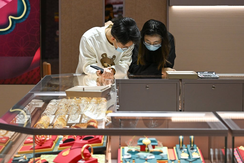 Customers peruse jewellery in a duty-free shop in Haikou, capital of south China’s Hainan Province, on January 14, 2022. Hainan is expected to account for half of the US$40 billion duty-free market by 2025. Photo: Xinhua