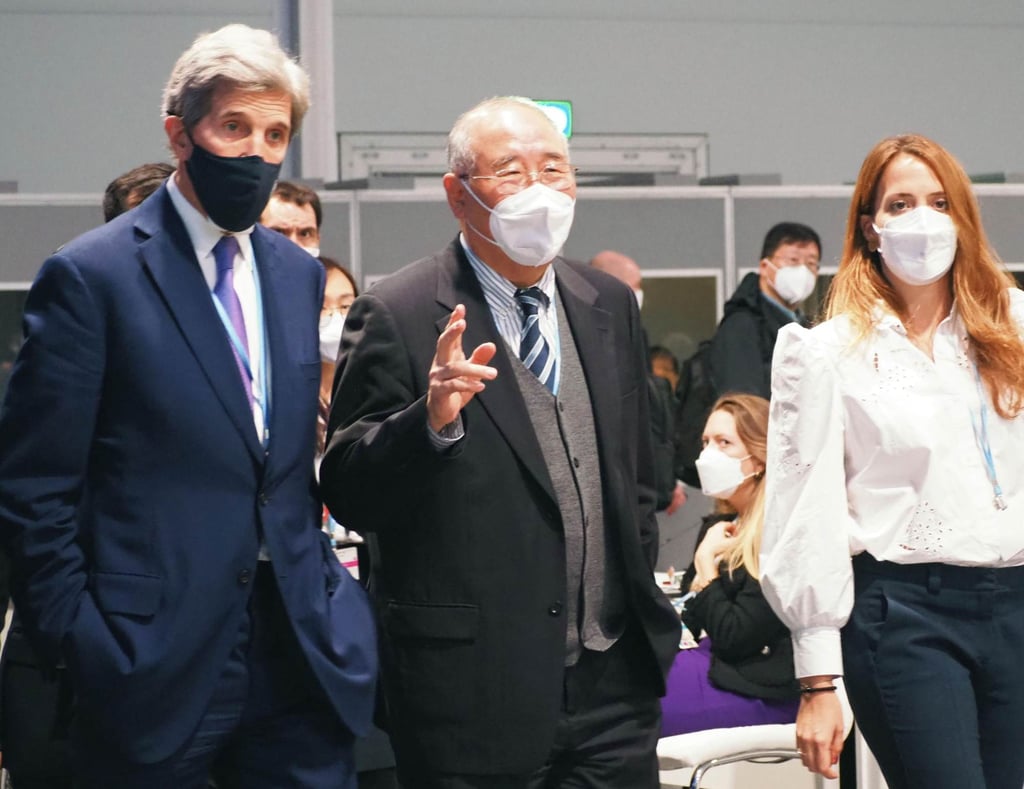 US climate envoy John Kerry (left) and his Chinese counterpart Xie Zhenhua (centre) meet during COP26 in Glasgow, Scotland last year. Photo: Kyodo
