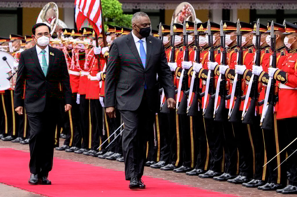 US Defence Secretary Lloyd Austin reviews an honour guard alongside Thai Prime Minister and Minister of Defence Prayuth Chan-ocha. Photo: Reuters